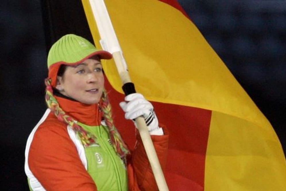 Eisschnelläuferin Claudia Pechstein trägt 2006 bei der Abschlussfeier der Olympischen Winterspiele in Turin die deutsche Fahne.