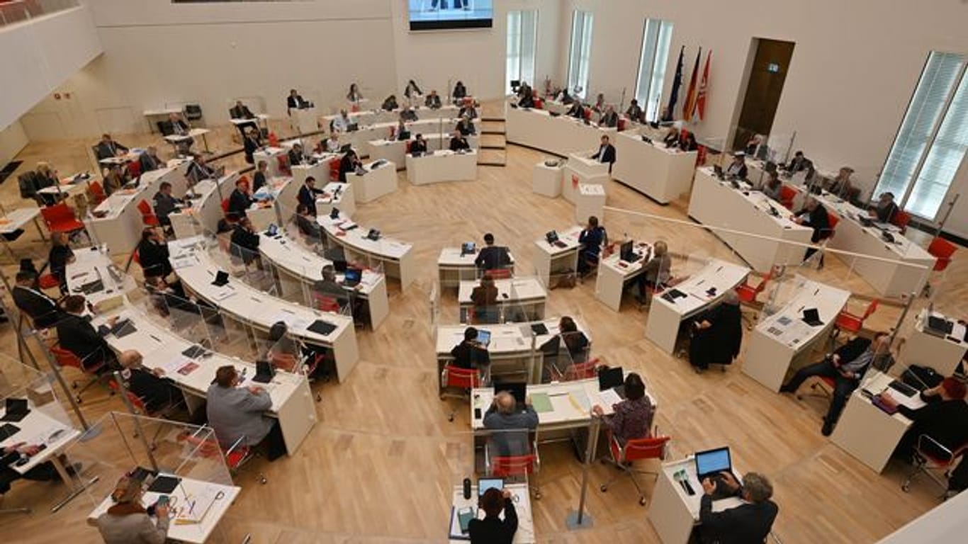 Blick in den Plenarsaal des Brandenburger Landtags (Archivfoto): In einem Sitzungsraum hatte die AfD gefeiert.