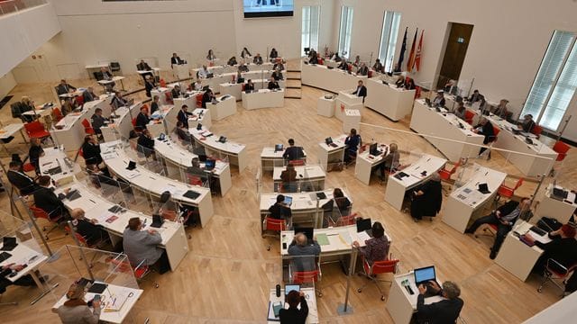 Blick in den Plenarsaal des Brandenburger Landtags (Archivfoto): In einem Sitzungsraum hatte die AfD gefeiert. Blick in den Plenarsaal des Brandenburger Landtags (Archivfoto): In einem Sitzungsraum hatte die AfD gefeiert.