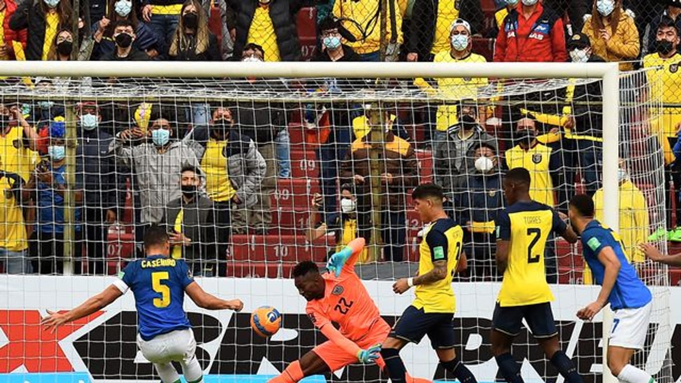 Der brasilianische Nationalspieler Casemiro (l) erzielt den Führungstreffer für seine Mannschaft.