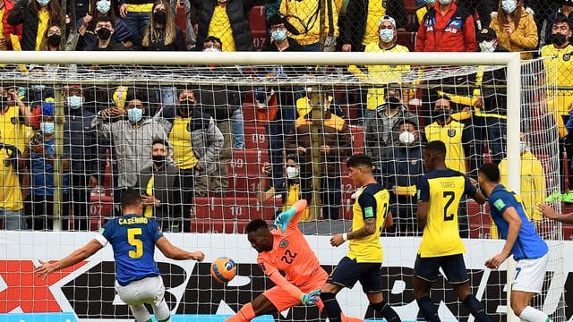 Der brasilianische Nationalspieler Casemiro (l) erzielt den Führungstreffer für seine Mannschaft.