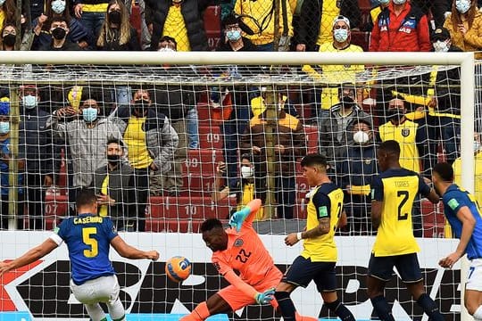 Der brasilianische Nationalspieler Casemiro (l) erzielt den Führungstreffer für seine Mannschaft.