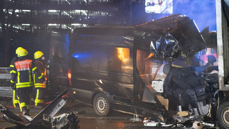 Unfallstelle in Frankfurt: Der Fahrer des Transporters kam mit schweren Verletzungen ins Krankenhaus.