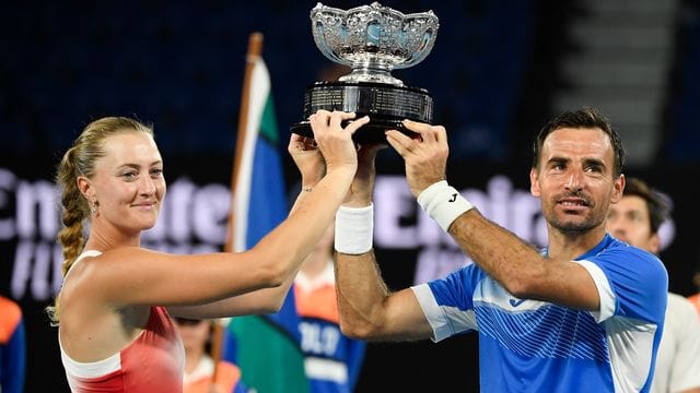 Kristina Mladenovic und Ivan Dodig halten ihre Trophäe nach ihrem Sieg in die Höhe. Kristina Mladenovic und Ivan Dodig halten ihre Trophäe nach ihrem Sieg in die Höhe.