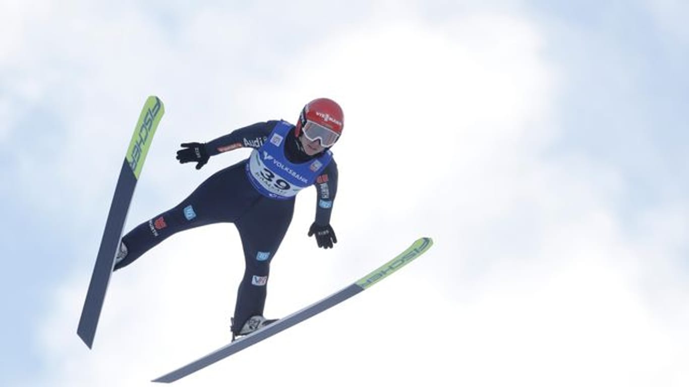 Skispringerin Katharina Althaus wünscht sich eine zügige Einführung einer Vierschanzentournee für Frauen.