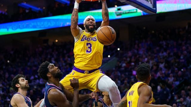 In der Abwesenheit von LeBron James überragte Anthony Davis mit 31 Punkten und zwölf Rebounds gegen die 76ers. In der Abwesenheit von LeBron James überragte Anthony Davis mit 31 Punkten und zwölf Rebounds gegen die 76ers.