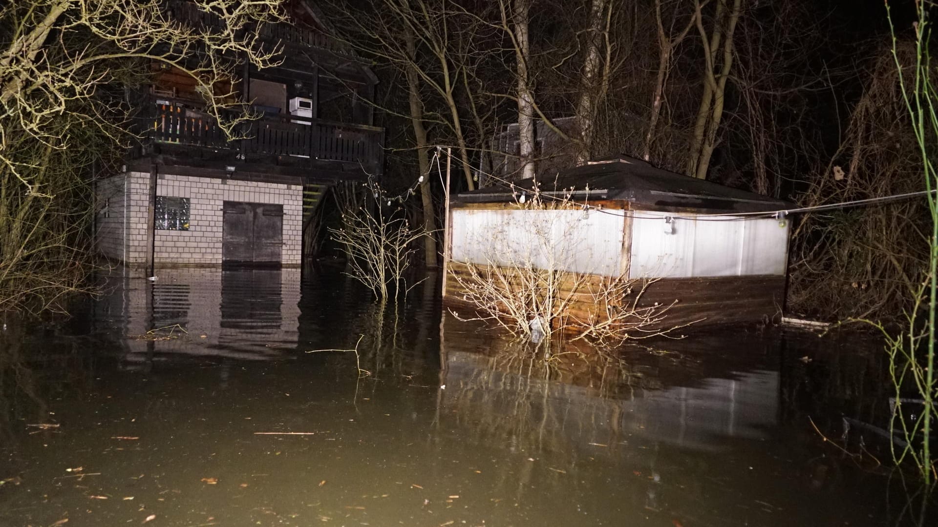 Hochwasser in einer Wochenendhaussiedlung vor dem Deich: Die Brühe stand etwa einen Meter hoch. Hochwasser in einer Wochenendhaussiedlung vor dem Deich: Die Brühe stand etwa einen Meter hoch.