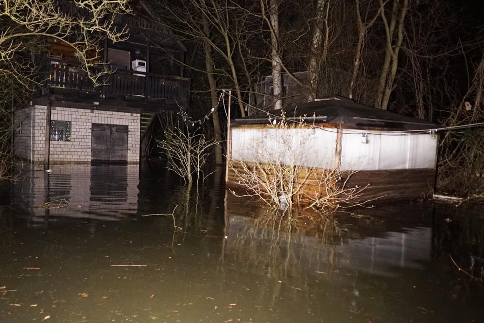 Hochwasser in einer Wochenendhaussiedlung vor dem Deich: Die Brühe stand etwa einen Meter hoch.