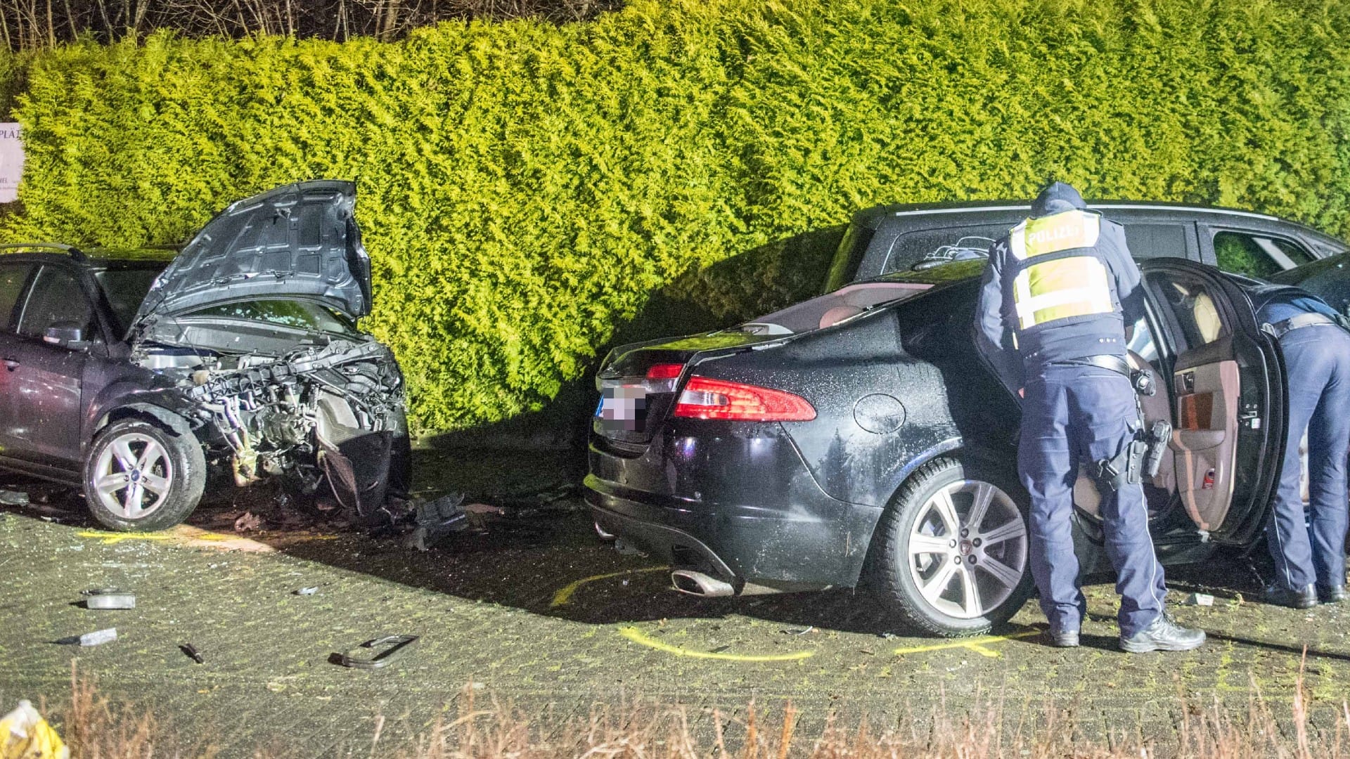 Polizisten nach Ende der Flucht am Jaguar: Mehrere Autos wurden zerstört oder schwer beschädigt. Polizisten nach Ende der Flucht am Jaguar: Mehrere Autos wurden zerstört oder schwer beschädigt.