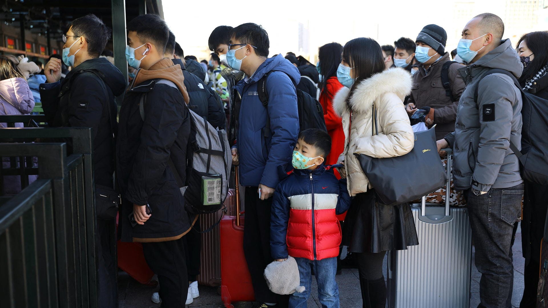 Schlange vor dem Bahnhof: Die Regeln in China sind streng, die Mobilität wächst dennoch.