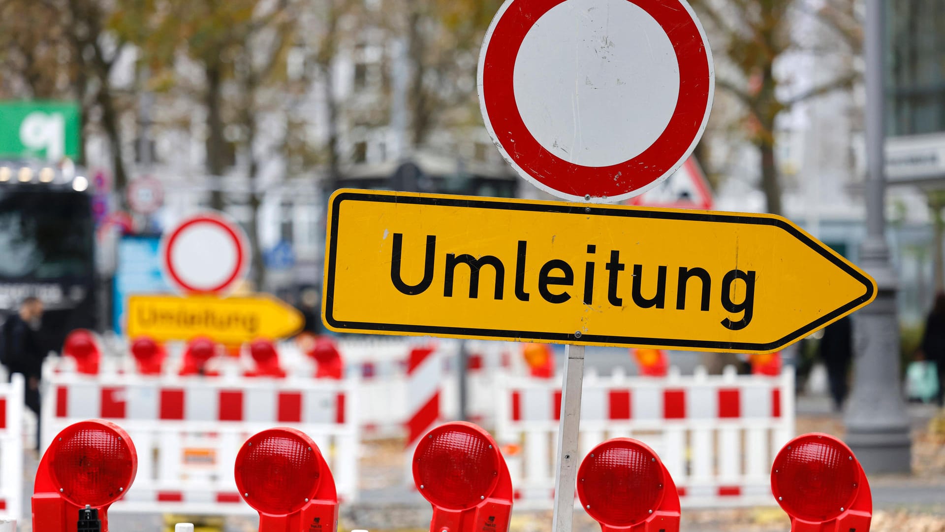Ein Verkehrsschild Umleitung an einer Baustelle (Symbolbild): Die A29 bei Varel wird wegen Brückenarbeiten voll gesperrt. Ein Verkehrsschild Umleitung an einer Baustelle (Symbolbild): Die A29 bei Varel wird wegen Brückenarbeiten voll gesperrt.