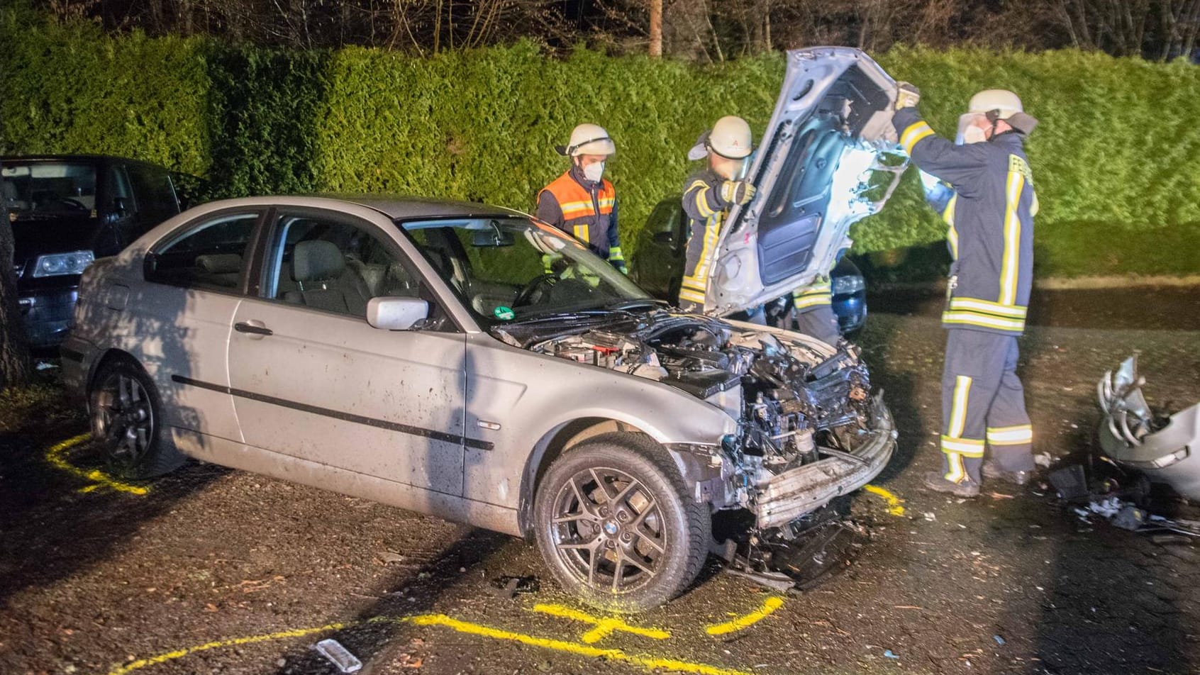 Motorraum zerstört: Auch dieser BMW wurde schwer vom Jaguar-Fahrer erwischt. Motorraum zerstört: Auch dieser BMW wurde schwer vom Jaguar-Fahrer erwischt.
