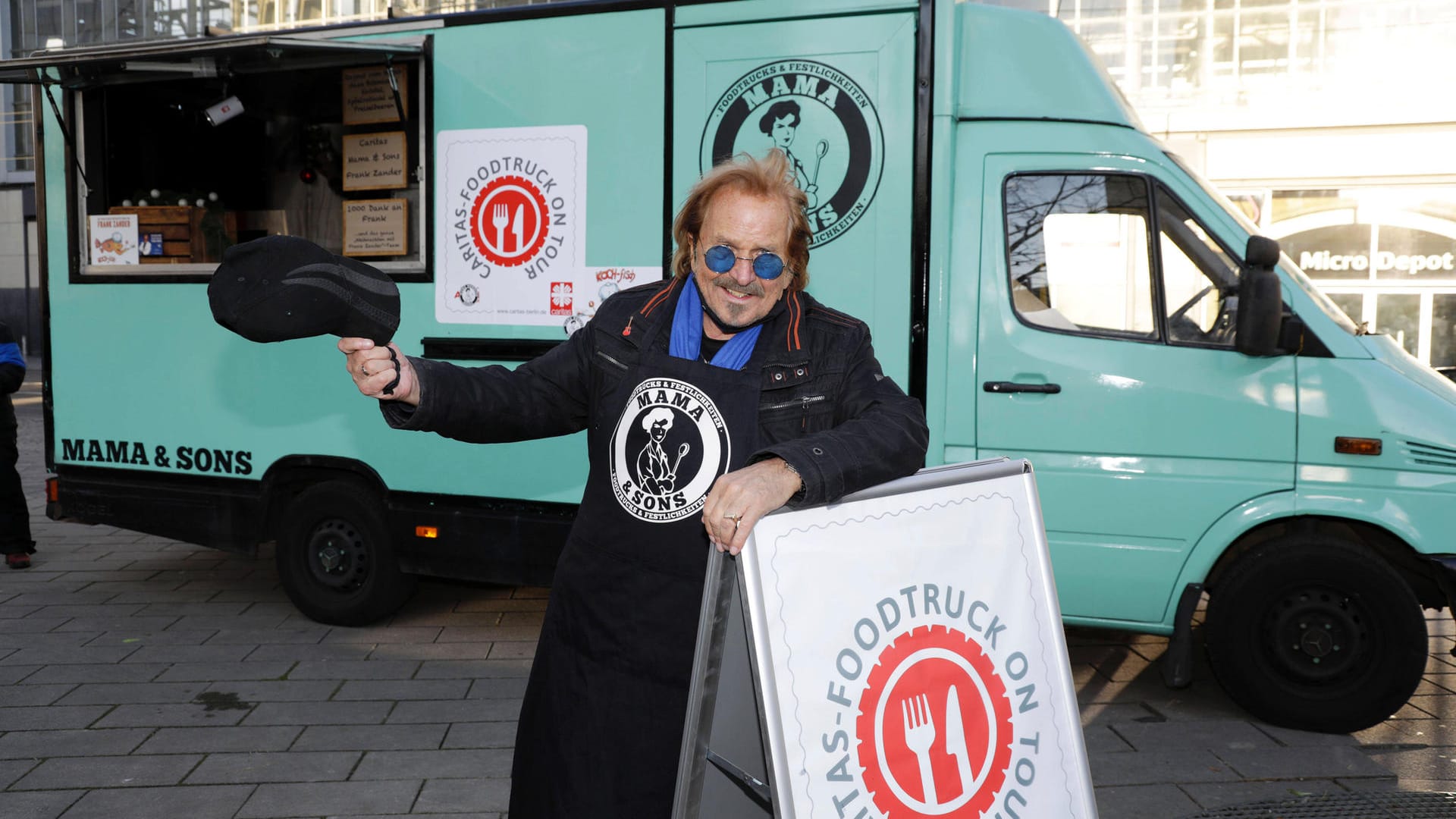 Frank Zander bei der Essensverteilung an Obdachlose vor einem Caritas-Foodtruck (Archivbild): Der Berliner Entertainer feiert seinen 80. Geburtstag und spricht über seine Familie.