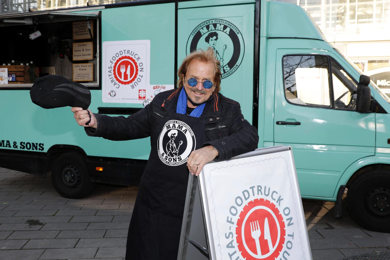 Frank Zander bei der Essensverteilung an Obdachlose vor einem Caritas-Foodtruck (Archivbild): Der Berliner Entertainer feiert seinen 80. Geburtstag und spricht über seine Familie.