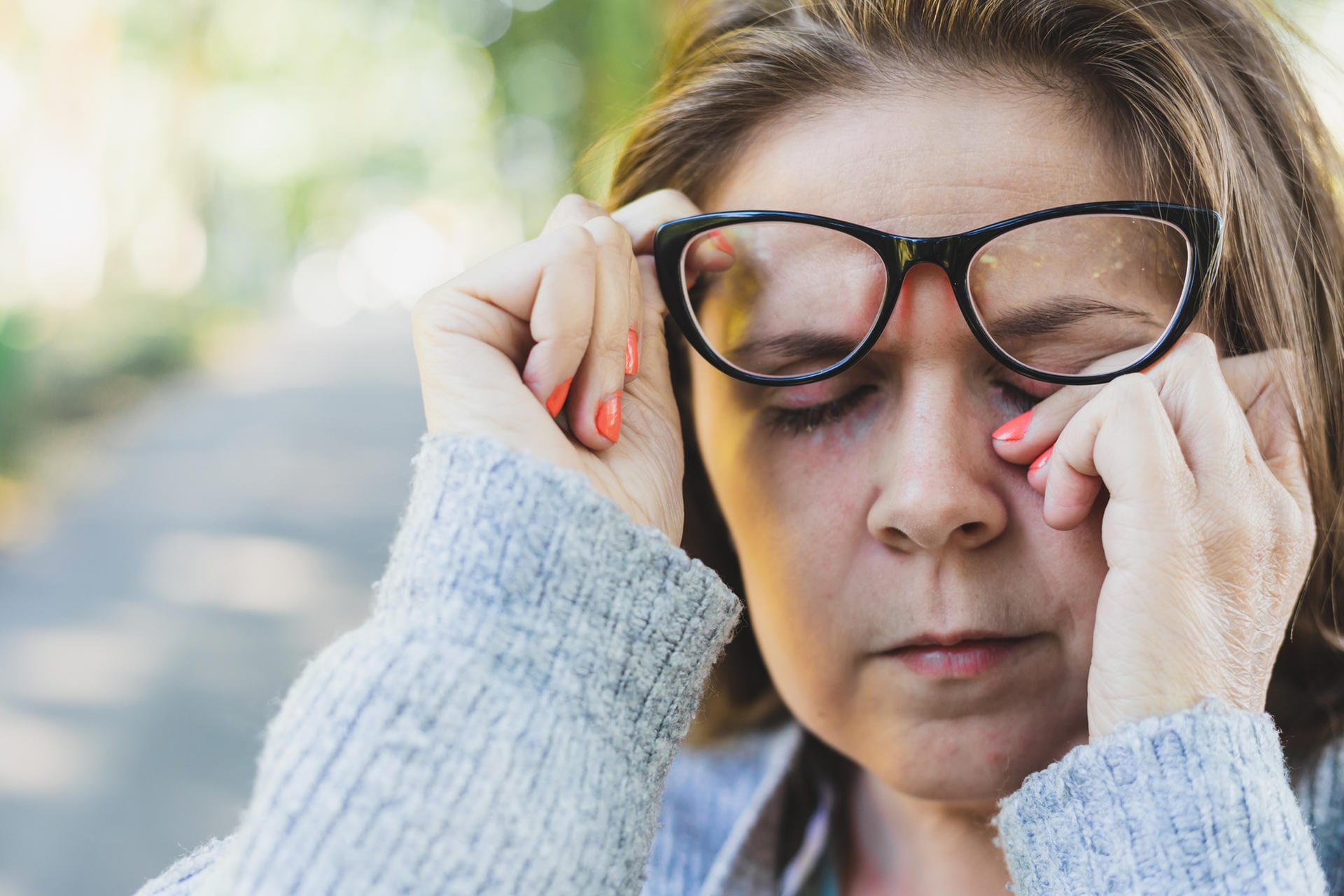 Allergische Reaktion der Schleimhäute: Wenn Pollen bestimmter Pflanzen in Kontakt mit den Schleimhäuten der Augen, Nase und Bronchien kommen, kann es zu einer allergischen Reaktion kommen. Die Folge sind typische Heuschnupfenbeschwerden wie eine laufende Nase, Niesattacken oder juckende Augen.