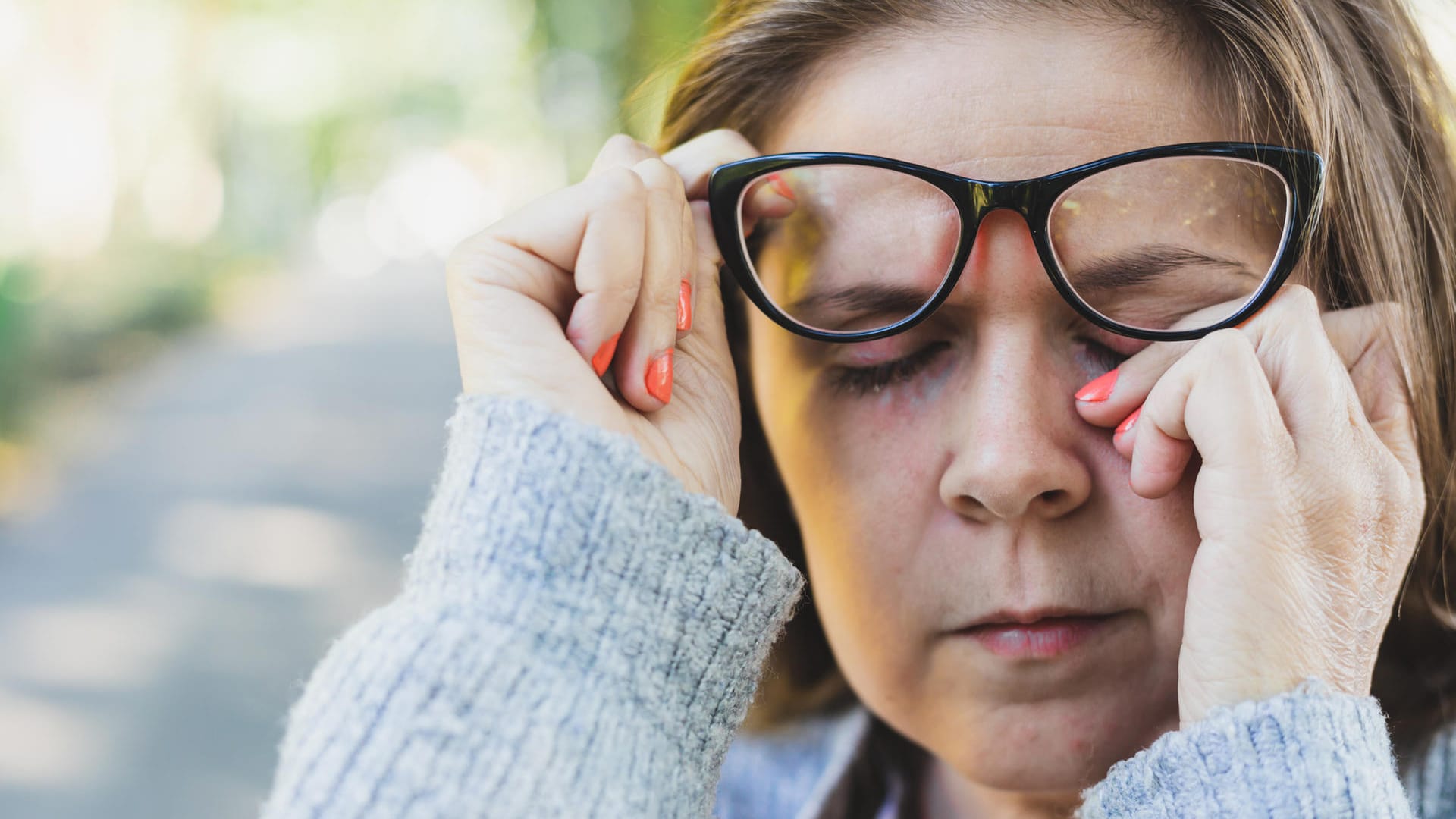 Allergische Reaktion der Schleimhäute: Wenn Pollen bestimmter Pflanzen in Kontakt mit den Schleimhäuten der Augen, Nase und Bronchien kommen, kann es zu einer allergischen Reaktion kommen. Die Folge sind typische Heuschnupfenbeschwerden wie eine laufende Nase, Niesattacken oder juckende Augen.