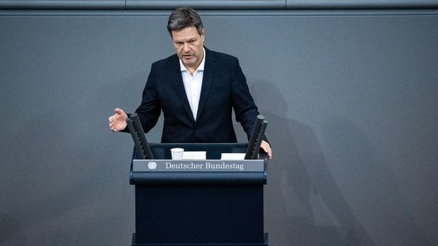 Wirtschaftsminister Robert Habeck warnt die Union vor den Folgen einer Klage gegen den beschlossenen Nachtragshaushalt der Ampel-Regierung. Wirtschaftsminister Robert Habeck warnt die Union vor den Folgen einer Klage gegen den beschlossenen Nachtragshaushalt der Ampel-Regierung.