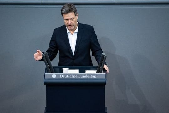 Wirtschaftsminister Robert Habeck warnt die Union vor den Folgen einer Klage gegen den beschlossenen Nachtragshaushalt der Ampel-Regierung.