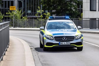 Polizeifahrzeug auf Einsatzfahrt in Stuttgart (Archivbild): Ein Mann brach nach der Trennung in das Haus seiner Ex-Freundin ein, um noch einmal mit ihr zu sprechen.