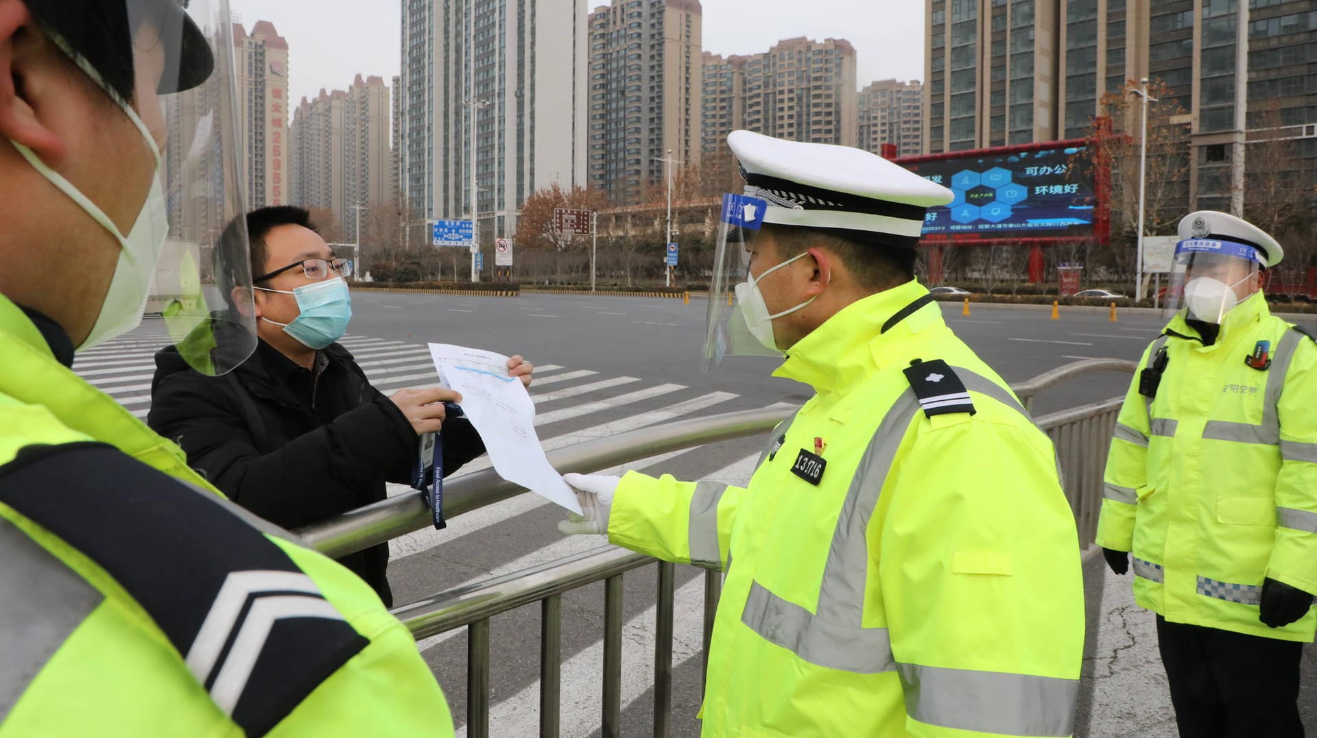 Corona-Kontrolle in Anyang, Zentralchina (Symbolbild): China fährt eine harte Corona-Politik. Corona-Kontrolle in Anyang, Zentralchina (Symbolbild): China fährt eine harte Corona-Politik.