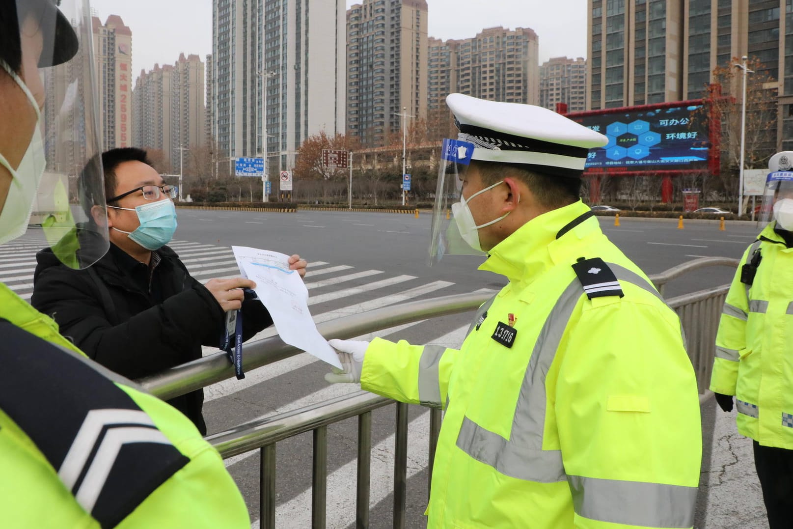 Corona-Kontrolle in Anyang, Zentralchina (Symbolbild): China fährt eine harte Corona-Politik.