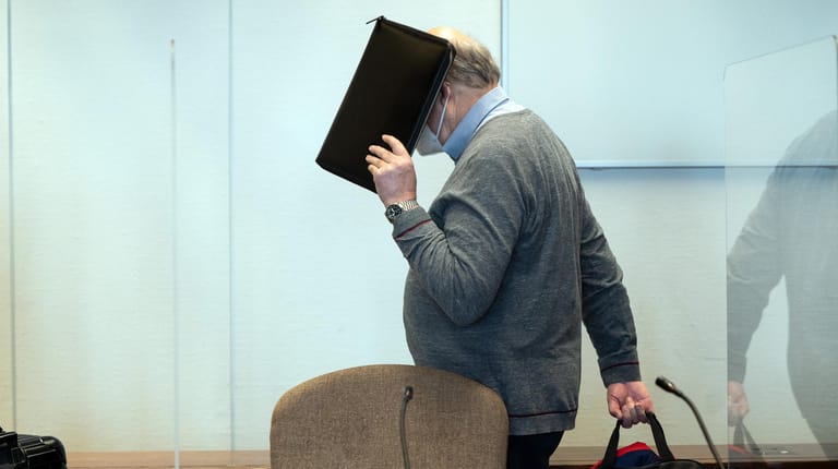 Der angeklagte katholische Priester hält sich im Gerichtssaal eine Mappe vor das Gesicht (Archivbild): Hans U. ist des 33-fachen Kindesmissbrauchs angeklagt.