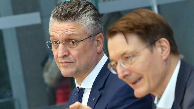 Gesundheitsminister Karl Lauterbach und RKI-Chef Lothar Wieler äußern sich zur Corona-Lage. Gesundheitsminister Karl Lauterbach und RKI-Chef Lothar Wieler äußern sich zur Corona-Lage.