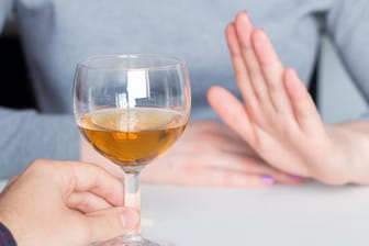 Frau lehnt Alkohol ab: Das Trinken alkoholischer Getränke kann Experten zufolge die Symptome eines Heuschnupfens verstärken.