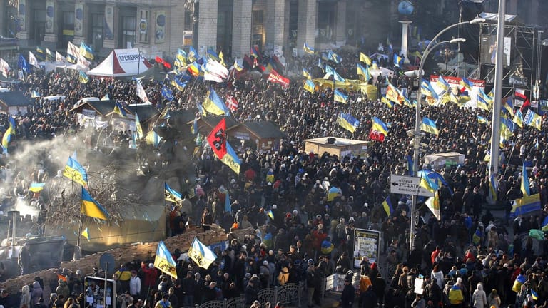 Dezember 2013: Hunderttausende Ukrainer protestieren in der Hauptstadt Kiew gegen den prorussischen Präsidenten Viktor Janukowitsch, weil seine Regierung das Partnerschaftsabkommen mit der EU kippte. Der Unabhängigkeitsplatz (Maidan) wird zum Symbol.