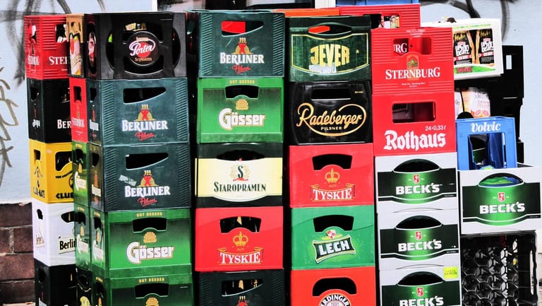 Bierkästen (Symbolbild): Brauereien kämpfen mit explodierenden Kosten.