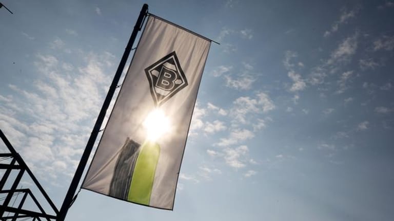 Am Borussia-Park weht eine Fahne mit dem Logo des Fußball-Bundesligisten Borussia Mönchengladbach.