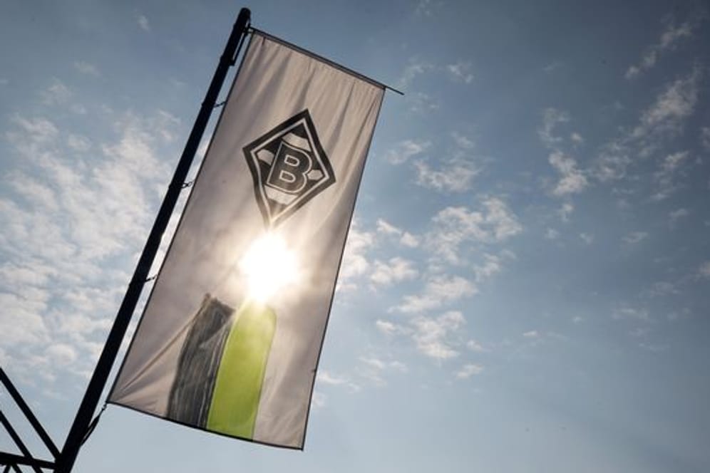 Am Borussia-Park weht eine Fahne mit dem Logo des Fußball-Bundesligisten Borussia Mönchengladbach.