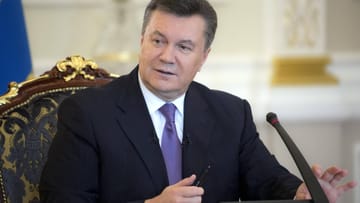 Februar 2014: Viktor Janukowitsch flieht nach Russland. Moskau besetzt militärisch die ukrainische Schwarzmeerhalbinsel Krim. Luty 2014: Wiktor Janukowycz ucieka do Rosji. Moskwa militarnie okupuje ukraiński półwysep Krym nad Morzem Czarnym.