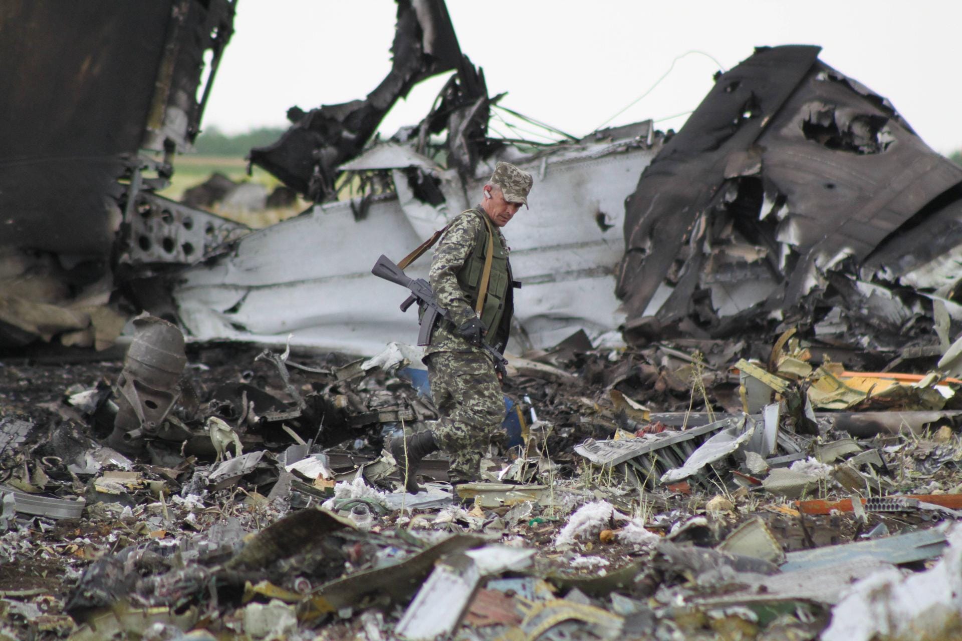 Juni 2014: In der Ostukraine schießen Rebellen ein Militärflugzeug beim nächtlichen Landemanöver auf den Flughafen von Luhansk ab. Alle 49 Soldaten an Bord kommen ums Leben.