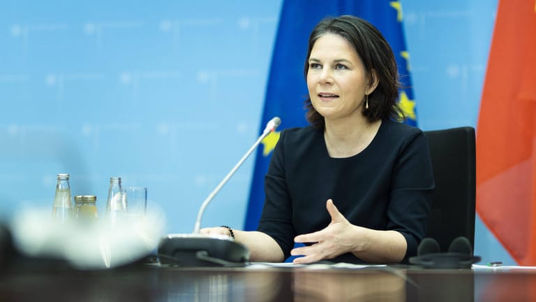 Annalena Baerbock: Die Bundesaußenministerin beteuert, dass das Botschaftspersonal vorerst in der Ukraine bleibt.