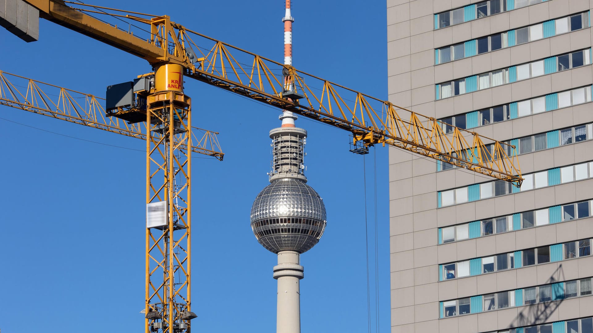 Ein Kran ist vor dem Berliner Fernsehturm zu sehen (Symbolbild): Der Hauptstadt fehlt es an bezahlbarem Wohnraum. Ein Kran ist vor dem Berliner Fernsehturm zu sehen (Symbolbild): Der Hauptstadt fehlt es an bezahlbarem Wohnraum.