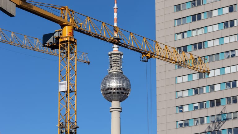 Ein Kran ist vor dem Berliner Fernsehturm zu sehen (Symbolbild): Der Hauptstadt fehlt es an bezahlbarem Wohnraum.