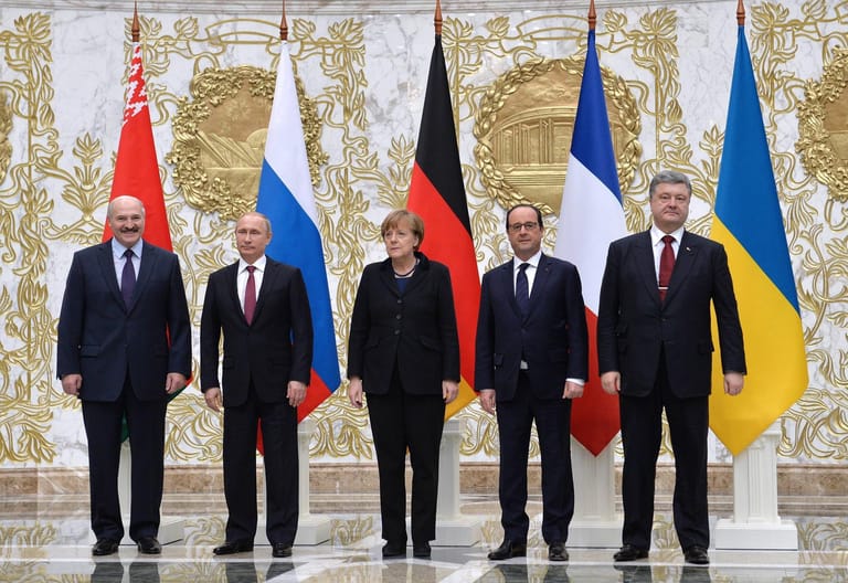 Februar 2015: In Belarus wird unter anderem unter deutscher Vermittlung ein Friedensplan ausgehandelt. Der Westen bindet die Aufhebung der Russland-Sanktionen an das sogenannte "Minsker Abkommen". Diese Vereinbarung sieht unter anderem eine Autonomie für die Separatistengebiete in der ukrainischen Verfassung vor sowie die Kontrolle der Ukraine über ihre Grenze mit Russland.