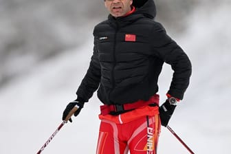 Der Norweger Ole Einar Bjoerndalen, Trainer der chinesischen Mannschaft, steht an der Strecke.
