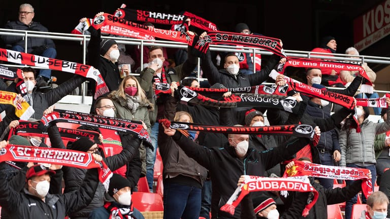 Fans des SC Freiburg im Stadion: Ab sofort dürfen wieder mehr Zuschauer ins Stadion.