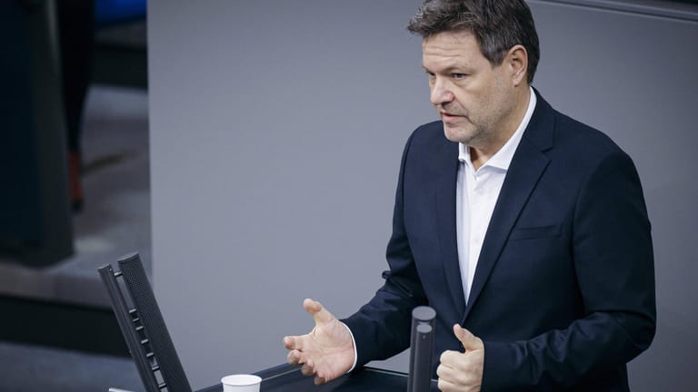 Robert Habeck: Der Wirtschaftsminister hat am Montag überraschend einen KfW-Förderstopp für energieeffiziente Gebäude verkündet.