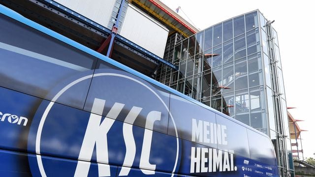 Das Logo des Zweitligisten Karlsruher SC prangt auf dem Mannschaftsbus, der neben dem Wildparkstadion steht.