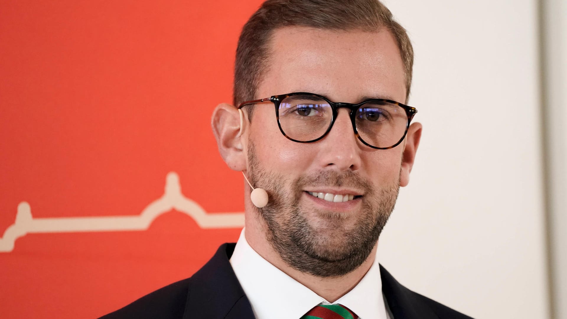 Bauer Gereon Gereon Glasemacher bei der Pressekonferenz bei der Vorstellung des neuen Dreigestirns (Archivbild): Bei einem routinemäßigen Corona-Test fiel sein Ergebnis positiv aus.