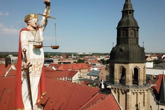 Justitia auf dem Dach des Landgerichts Halle an der Saale (Symbolbild): Ein Tatverdächtiger schweigt bislang zu einer gewalttätigen Attacke mit einer Axt.
