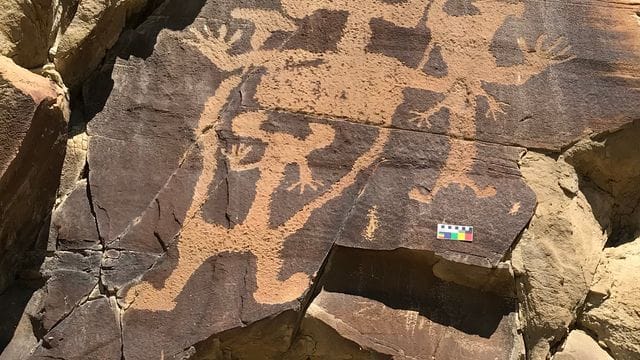 Darstellung eines großen, menschenähnlichen Wesens, auch Anthropomorph genannt, am Legend Rock.