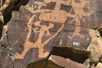 Darstellung eines großen, menschenähnlichen Wesens, auch Anthropomorph genannt, am Legend Rock.