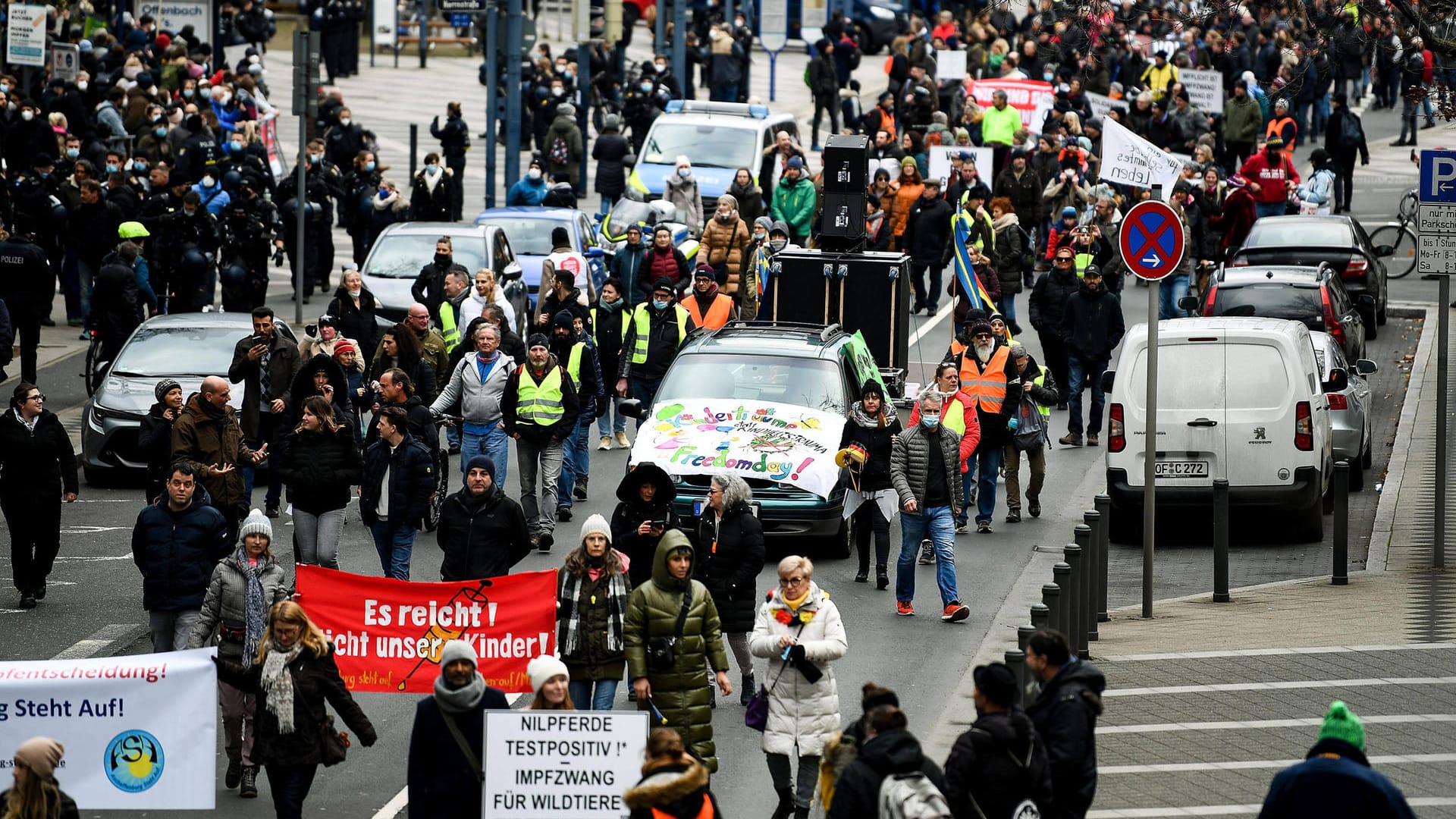 Demonstration gegen die Corona-Maßnahmen (Archivbild): In Offenbach liegt die Inzidenz bei über 2.000, dennoch finden wöchentlich Proteste statt.