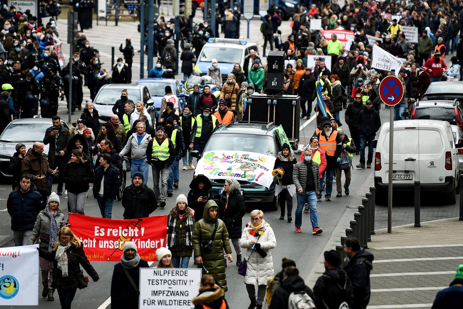 Demonstration gegen die Corona-Maßnahmen (Archivbild): In Offenbach liegt die Inzidenz bei über 2.000, dennoch finden wöchentlich Proteste statt.