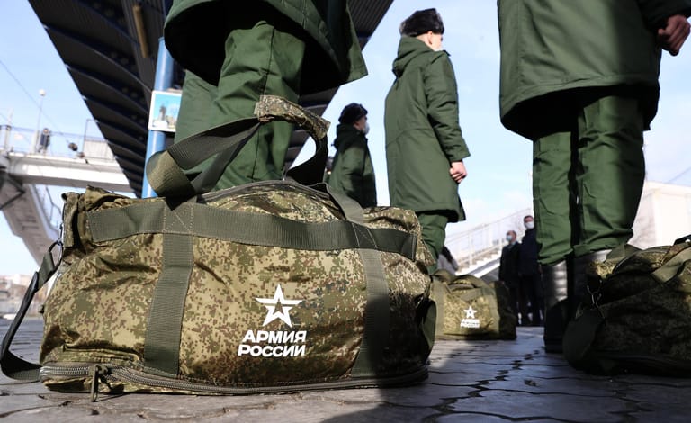 November 2021: Erneut konzentrieren sich ungewöhnlich große Truppenkontingente und moderne Waffen im russischen Grenzgebiet zur Ukraine. Später ist die Rede von bis zu 100.000 Soldaten. Nato und EU warnen Moskau vor militärischen Übergriffen.