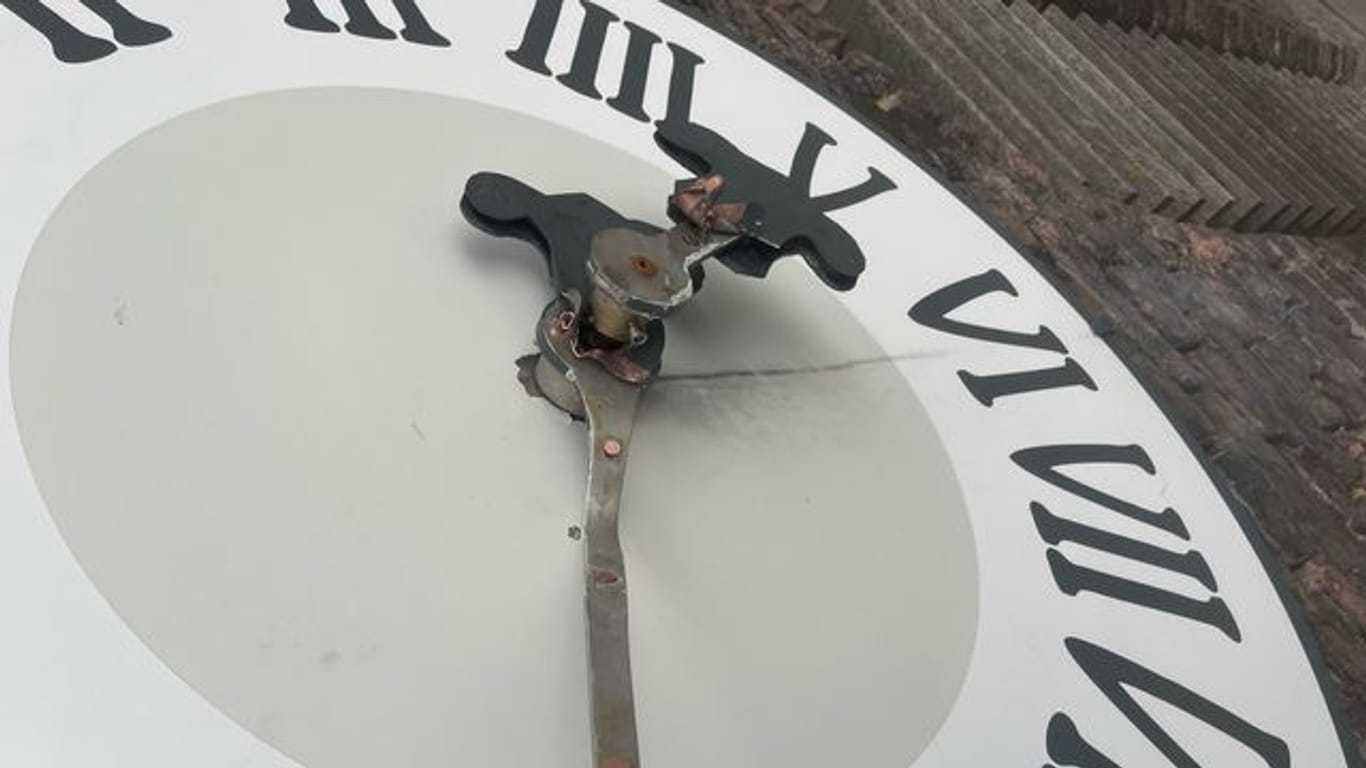 In luftiger Höhe haben Unbekannte in Kranenburg den Stundenzeiger dieser Kirchturmuhr abgebrochen und gestohlen.